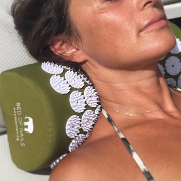 BED OF NAILS Bon Pillow Acupressure Green White NWOT Circulation Relaxation - Picture 4 of 8